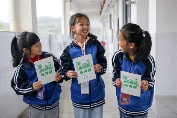 荆州书香四季城的居民们： 江西寻乌的学生们已经收到绿色作业本了